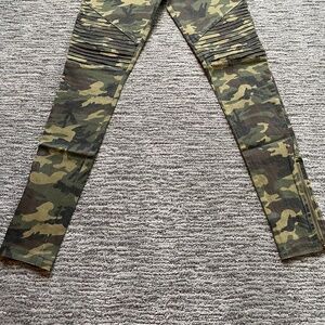 YMI Camo pull on pants ladies medium Casual jogger
